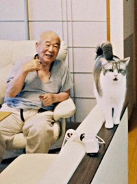 「ご飯待ち」するぽぽちゃん、笑顔になるおじいちゃん（画像提供：Nanaさん）