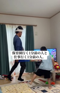 保育園や仕事へ出かける前の朝…テレビの前で踊る父子（「ゴリラ旦那」さん提供、Instagramよりキャプチャ撮影）