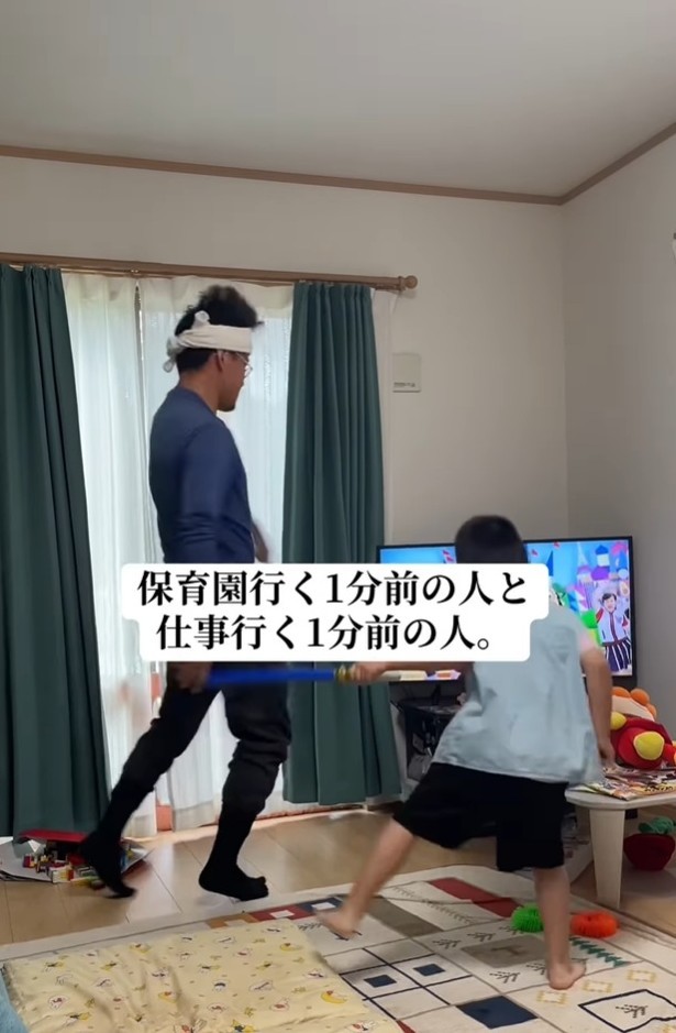 保育園や仕事へ出かける前の朝…テレビの前で踊る父子（「ゴリラ旦那」さん提供、Instagramよりキャプチャ撮影）