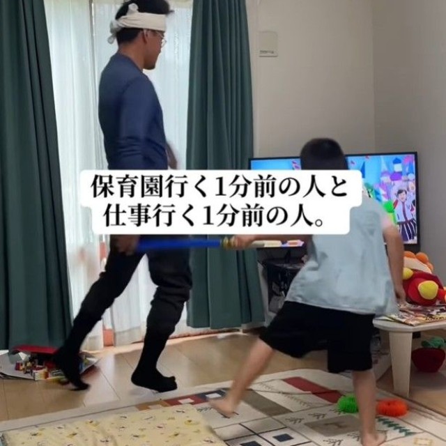 保育園や仕事へ出かける前の朝…テレビの前で踊る父子（「ゴリラ旦那」さん提供、Instagramよりキャプチャ撮影）