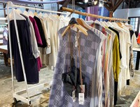 播州織工房館には、播州織の生地を用いた数多くのブランドの商品が展示、販売されています