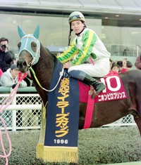 ニホンピロプリンスでマイラーズカップを制した小林徹弥さん＝96年3月3日