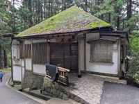 中尊寺境内にある飲食店の外観。この敷地内に、話題となった看板が設置されている／まつじさん提供