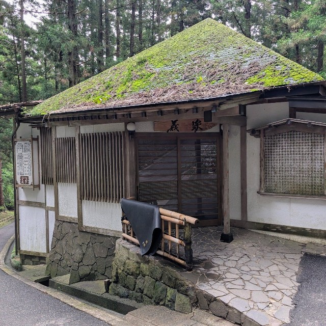 中尊寺境内にある飲食店の外観。この敷地内に、話題となった看板が設置されている／まつじさん提供