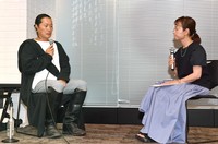 対面で報道陣の質問に答えるキャンドル・ジュンさん