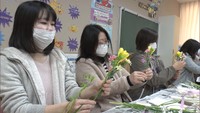〈新型コロナ〉学校に来られない児童に代わり先生が…卒業生のコサージュ作り　高松市・塩江小学校