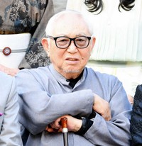 「やすらぎの刻～道」舞台あいさつの倉本聰氏=2019年