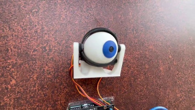 さまざまな工夫を凝らしてリアルな目の動きを実現。 ※高校生の電子工作日記さんのX動画より抜粋