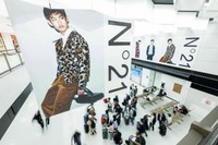 成田空港に掲出された道休蓮さんの巨大広告（グルッポタナカ提供）