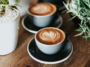 スマホ依存症なのに、もっと手放したくなるほど不可欠なカフェバイト