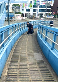 スロープ式歩道橋で力尽きる阿波みなみさん