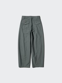 ジャージーバレルレッグパンツ（提供写真）