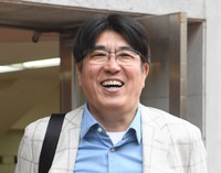 ヤクルトキャンプを訪れた石橋貴明さん＝2025年2月撮影