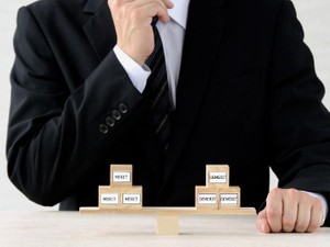 任意後見制度のデメリットとは　活用すべき人、法定後見との比較、手続きなどを解説