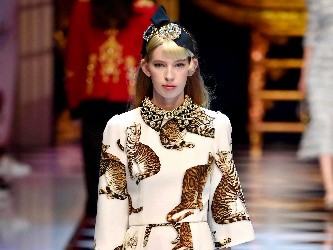 パリ・コレ猫だらけ　ロエベ、グッチ……癒やしを提案？