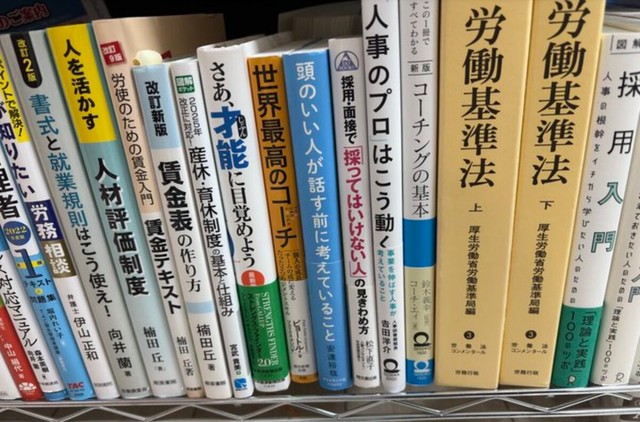 自宅には仕事に必要な本がずらり／レイラさん（@Ht8Sul）提供