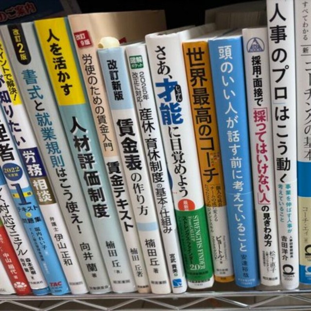 自宅には仕事に必要な本がずらり／レイラさん（@Ht8Sul）提供