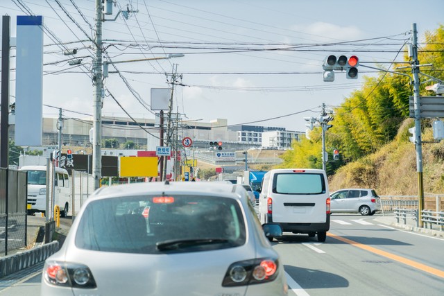 前の車が進まないときは「待ち続ける」が正解※画像はイメージです（PhotoAC）

