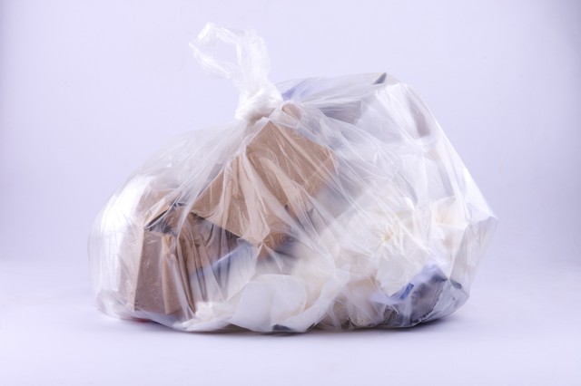 ゴミ袋の中身って、意外と「見えて」いるんですよね＝Michael Ebardt/stock.adobe.com