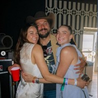 リュカ・ブラボーが投稿したシェイリーン・ウッドリーとの写真