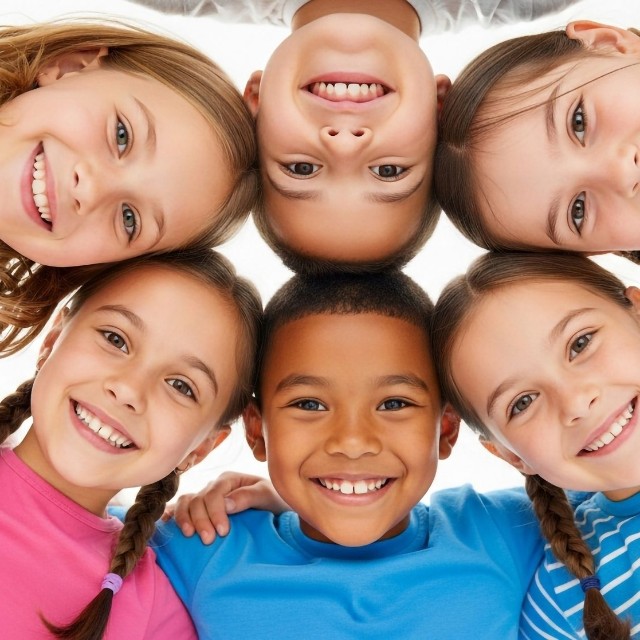 誰とでも仲良くなれる笑顔の子どもたち※画像はイメージです（AbdullahAl/stock.adobe.com）