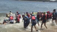 津田の松原海水浴場で海開き　地元の小学生が初泳ぎ　警察官らによる水難救助訓練も　香川・さぬき市
