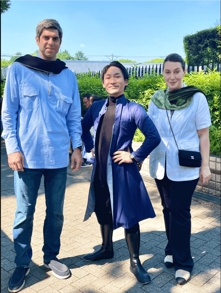 ティムラズ・レジャバ駐日ジョージア大使（左）、同夫人（右）と記念撮影する野口雅史　野口雅史のX（@GEORGIAarkhi）より