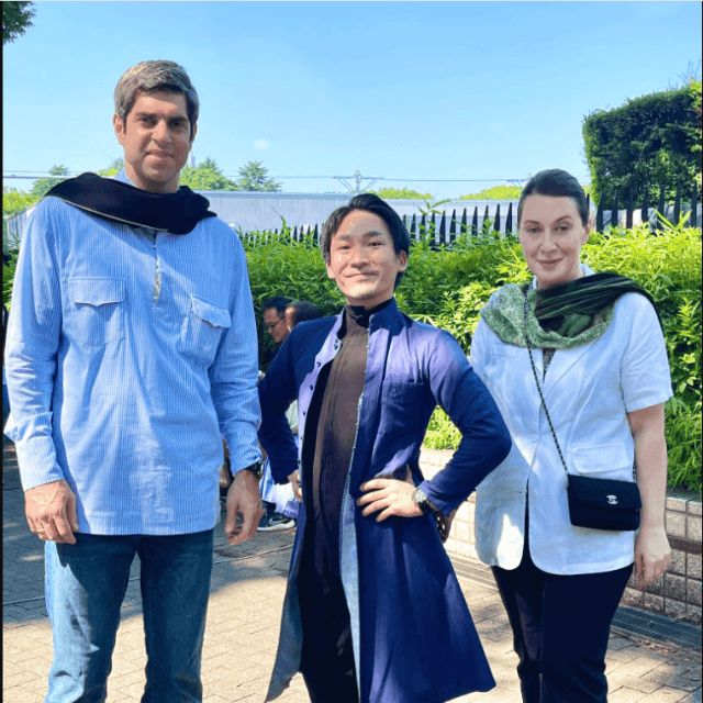 ティムラズ・レジャバ駐日ジョージア大使（左）、同夫人（右）と記念撮影する野口雅史　野口雅史のX（@GEORGIAarkhi）より