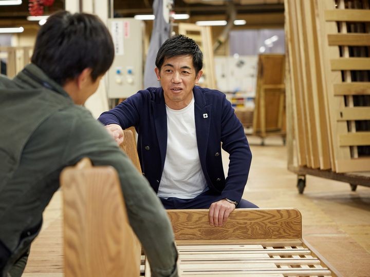 【単品売り】縦長で広々！会議ソファ【まとめ売り】 低迷脱出へ「引き算」の発想 モーブル2代目が生んだ「ごろ寝ソファ