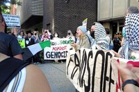 プラカードや横断幕を手にした学生らが「大学はジェノサイドへの加担をやめろ」「投資撤退を」と訴えていた=2024年9月、米ニューヨーク市、荒ちひろ撮影