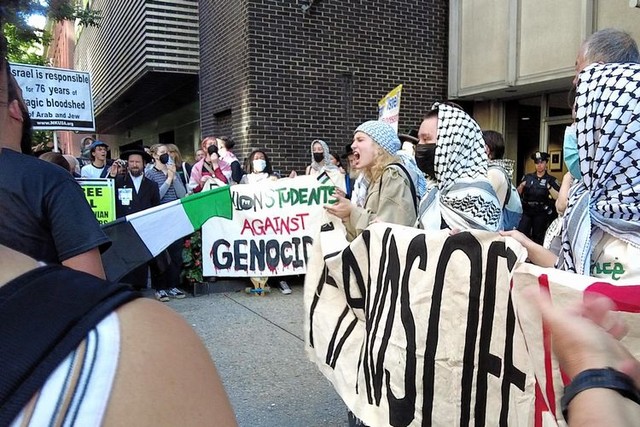 プラカードや横断幕を手にした学生らが「大学はジェノサイドへの加担をやめろ」「投資撤退を」と訴えていた=2024年9月、米ニューヨーク市、荒ちひろ撮影