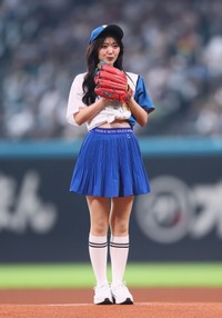 ファーストピッチセレモニーに登場した鈴木愛理＝エスコンフィールド