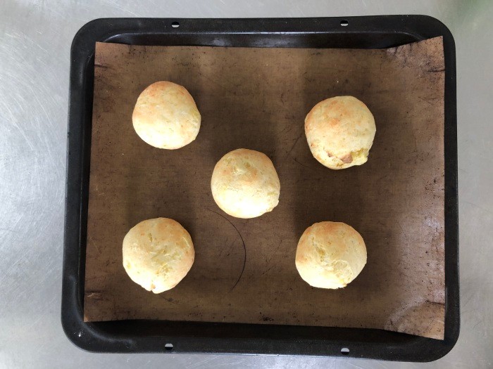 オーブンペーパーを敷いた天板に間をあけて並べ、180℃に予熱したオーブンで15分焼く。