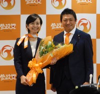 梅村みずほ氏（左）に花束を渡した参政党・神谷宗幣代表