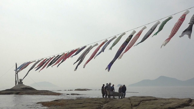 海の上を泳ぐこいのぼり　春風に揺られながら子どもたち見守る　香川・土庄町
