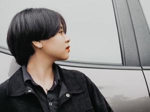 背が高くてショートヘアの私は、今日もおじさまに体当たりされる