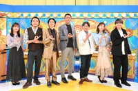 「ナインティナイン」矢部浩之さん、「メッセンジャー」黒田有さんらとポーズを取る「品川庄司」品川祐さん（右）（MBS毎日放送の公式Xから）