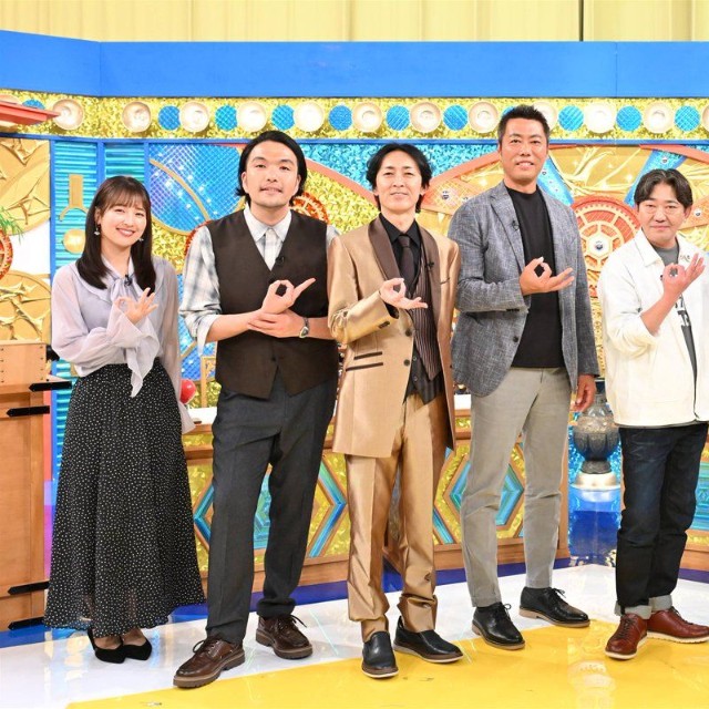 「ナインティナイン」矢部浩之さん、「メッセンジャー」黒田有さんらとポーズを取る「品川庄司」品川祐さん（右）（MBS毎日放送の公式Xから）