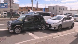 【速報】車３台が絡む事故　「閉じ込められた人がいる」３人が病院搬送　仙台・宮城野区の国道