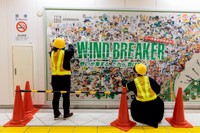 ＪＲ池袋駅改札外で「WIND BREAKER」ステッカー巨大アートボードを設置する様子