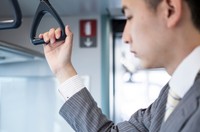 まるで「つり革で寝る会社員」！？※画像はイメージです（Monet/stock.adobe.com）