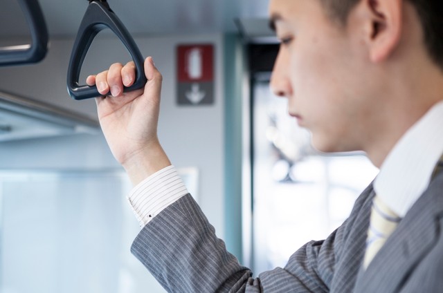 まるで「つり革で寝る会社員」！？※画像はイメージです（Monet/stock.adobe.com）