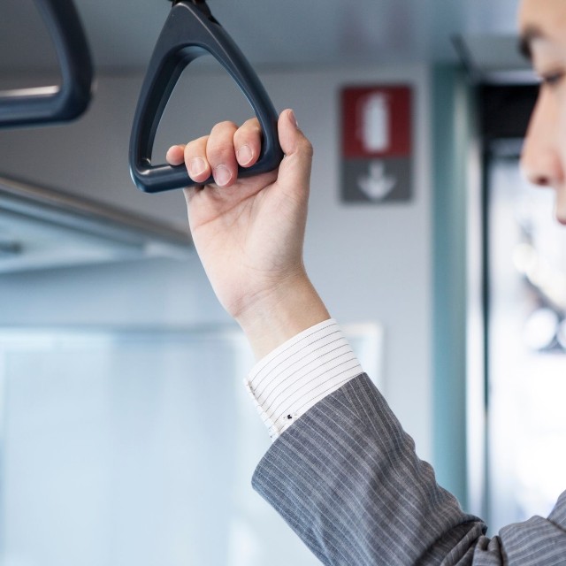 まるで「つり革で寝る会社員」！？※画像はイメージです（Monet/stock.adobe.com）