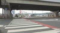 国道交差点で横断歩道を渡っていた男性が大型トラックにはねられ死亡　岡山・倉敷市