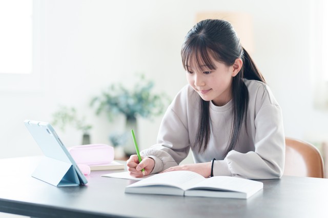 みんなのノート色の選び方は？※画像はイメージです（taka/stock.adobe.com）