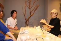 交流会で相談相手になる中野さん（右）