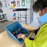 指先の動きを取り戻すためのリハビリでは、洗濯バサミを挟む練習（提供：カポエイラ指導者 石川富山マッチCM Matte leaoインスタグラムより）