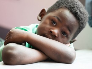 育った街が一夜で「戦場」になる　銃社会アメリカ、生き残った子どもに何を教えれば