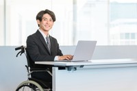 障がい者の法定雇用率2.7％を達成している企業は3割に満たず　※画像はイメージです（buritora/stock.adobe.com）