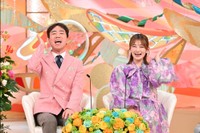 番組MCの藤井隆（左）と井上咲楽＝「新婚さんいらっしゃい！」6月1日放送回よりⓒABCテレビ